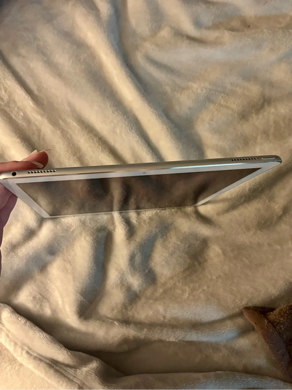 Apple iPad Pro 12.9-inch 1st Gen in Silver w/ Apple Lightning USB Cable